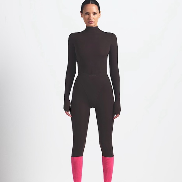NikeSKIMS WEIGHTLESS LAYERS V-LINE 26